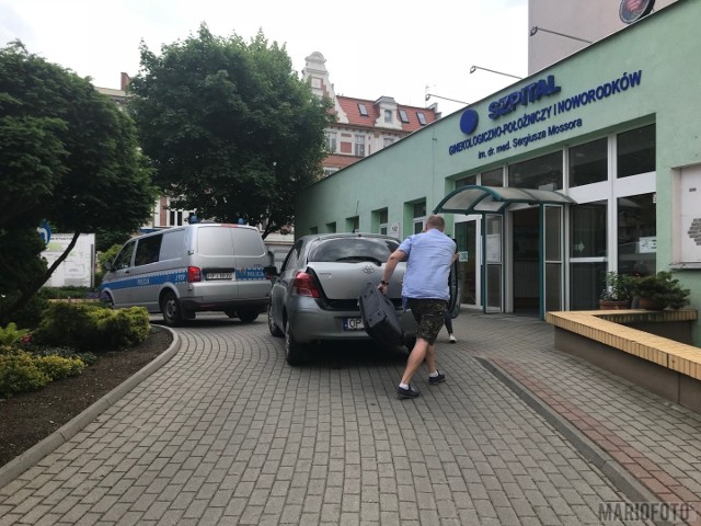 W piątek rano do policjantów z patrolu zmotoryzowanego, którzy stali na ul. Sosnkowskiego podjechał samochód, którego kierowca poinformował, że jego żona zaczęła rodzić i muszą jak najszybciej dotrzeć do szpitala.Zobacz też: Opolskie Info [11.05.2018]