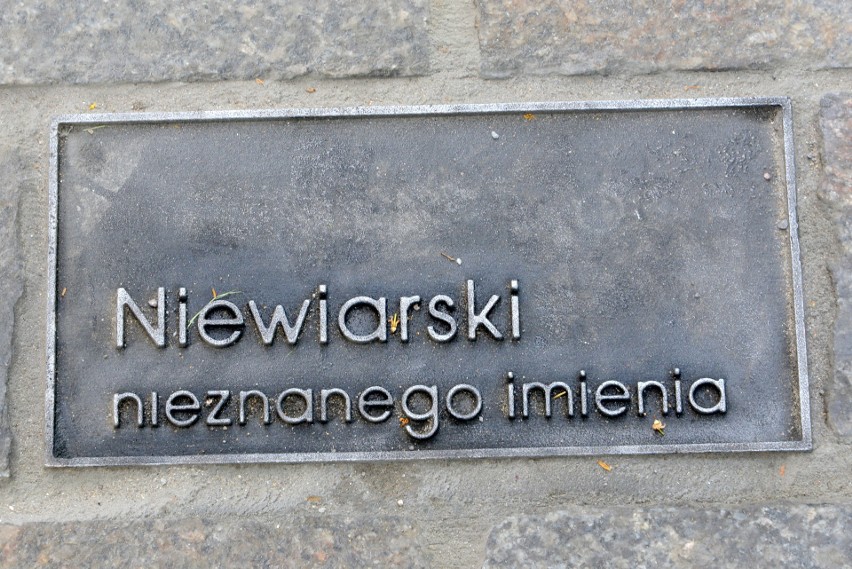 Znamy kolejne ofiary pogromu w Kielcach! Wmurowano tablice (WIDEO, ZDJĘCIA)