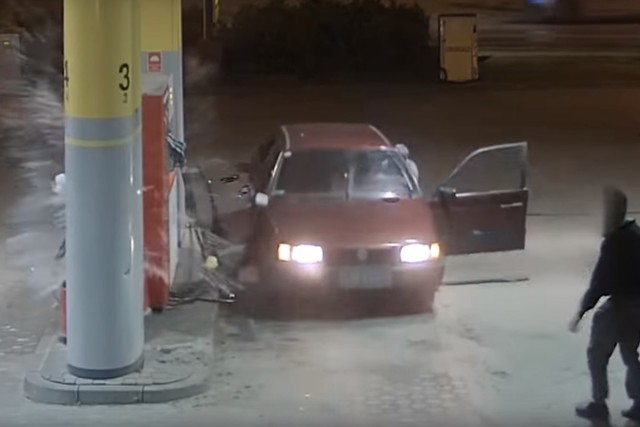 Kradzież paliwa na stacji paliw w Bąkowie.