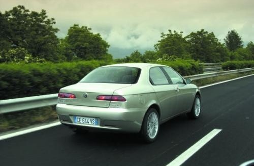 Fot. Alfa Romeo: Dzięki wielowahaczowemu zawieszeniu z...
