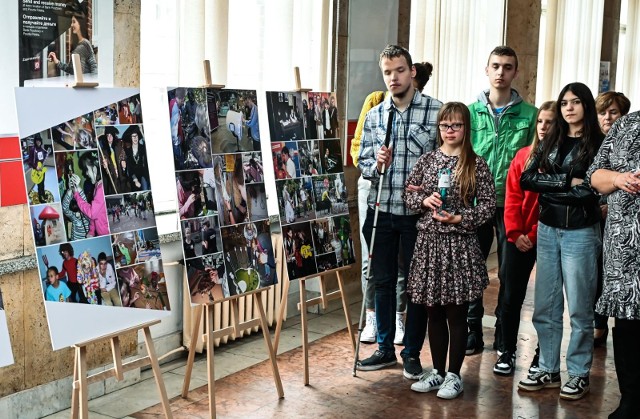 Wystawa „(Nie) Widzę” jest częścią kampanii społecznej „Ja nie widzę Ciebie, Ty zobacz mnie!” organizowanej przez Kujawsko-Pomorski Specjalny Ośrodek Szkolno - Wychowawczy nr 1 dla Dzieci i Młodzieży Słabo Widzącej i Niewidomej im. L. Braille’a w Bydgoszczy i Stowarzyszenie „Visus Supremus”.