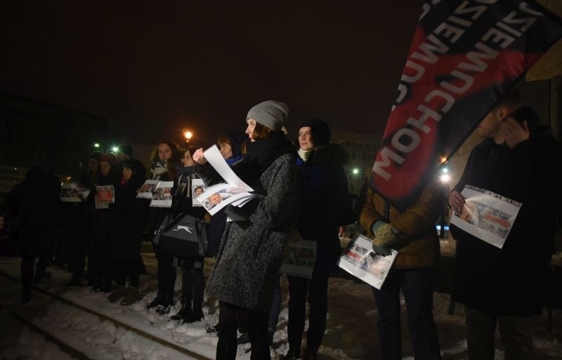 Manifestacja w obronie praw kobiet na Placu Wolności. Protest zgromadził około 500 osób [zdjęcia]