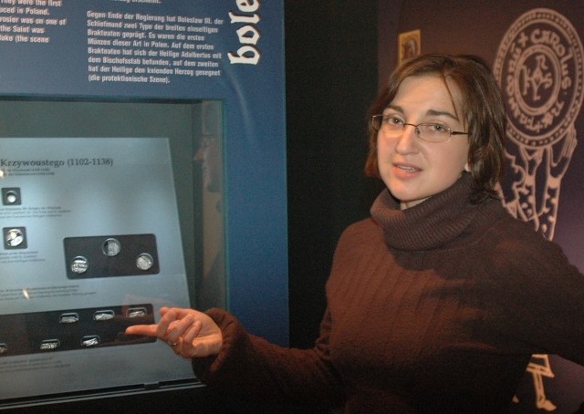 Nowy jest m.in. sposób prezentowania monet. Można je obejrzeć z obu stron - prezentuje kuratorka wystawy Marzena Grochowska.
