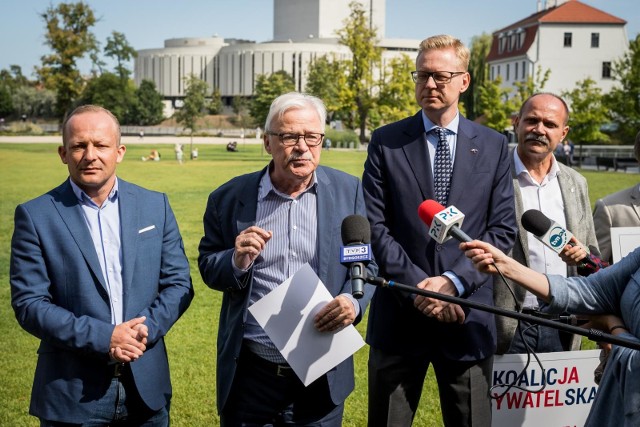 - Koalicja Obywatelska nie ma najmniejszego zamiaru niszczyć dorobku socjalnego, który  jest już w rękach naszych rodaków - tłumaczy Zwiefka. - Chcę to wyraźnie podkreślić - dodał.