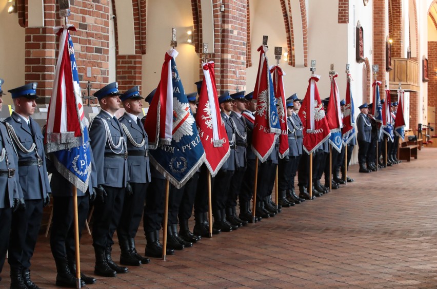 Policjanci świętowali w Szczecinie Przemarsz ulicami miasta, nominacje i awanse na wyższe stopnie [ZDJĘCIA]