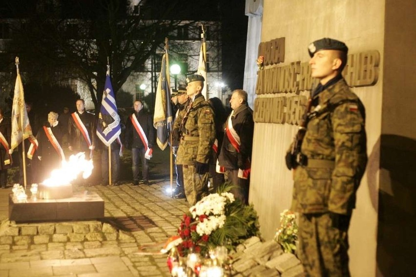 Obchody rocznicy stanu wojennego pod pomnikiem Czerwca '56 w...