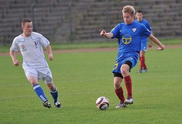 Bartłomiej Poczobut (niebieski strój) występował w ubiegłym sezonie w Bałtyku Koszalin. Jutro zagra w barwach Gwardii przeciwko byłej drużynie.