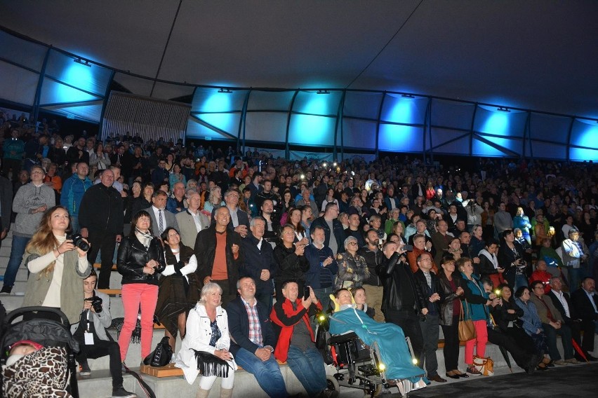 Koncert Muzyki Filmowej w Żywcu. Pianista oświadczył się koncertmistrz orkiestry [ZDJĘCIA]