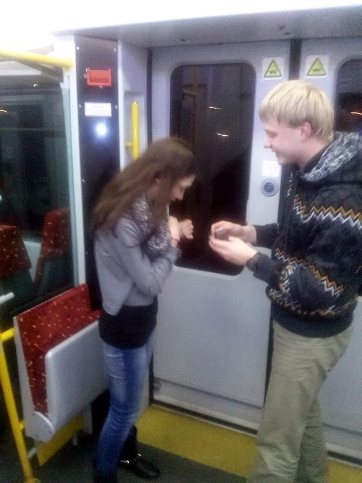 Niezwykłe oświadczyny w... pociągu Wrocław - Węgliniec! Zobaczcie zdjęcia!