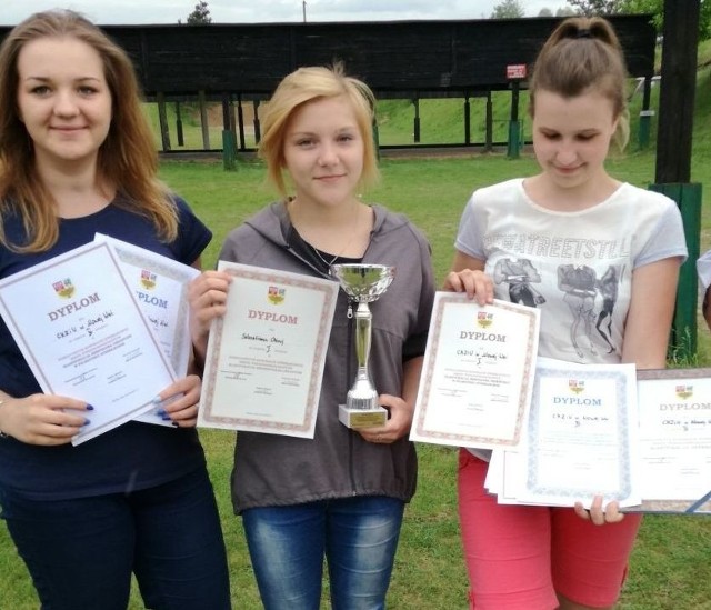 Dziewczęta z Centrum Kształcenia Zawodowego i Ustawicznego w Nowej Wsi w Powiatowych Zawodach Strzeleckich zdobyły trofea.