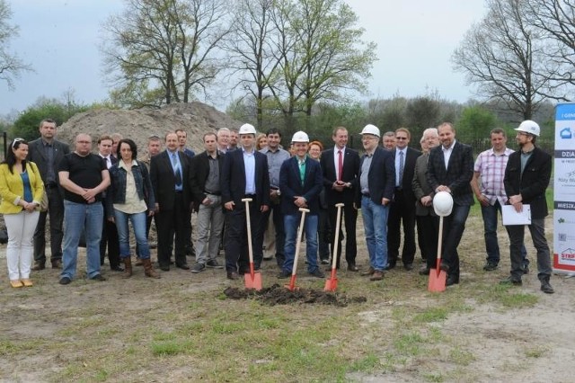 Dzisiaj na osiedlu Róży Wiatrów w Chmielowicach razem z naszymi partnerami uroczyście wbiliśmy pierwszą łopatę.