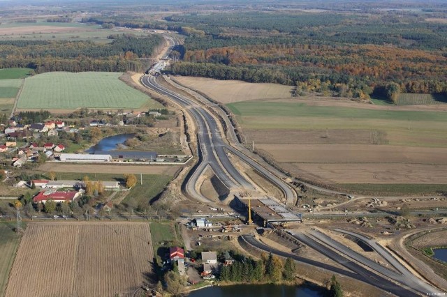 Zobaczcie zdjęcia z lotu ptaka prac przy budowie drogi S6 w zachodniej części wojew&oacute;dztwa zachodniopomorskiego na odcinku Goleni&oacute;w - Kiełpino!&lt;iframe src=&quot;https://www.google.com/maps/d/embed?mid=14kPKQ9vsKjiFEbP3q4iLbCLox4Rc0Qvn&quot; width=&quot;640&quot; height=&quot;480&quot;&gt;&lt;/iframe&gt;Zobacz także Budowa obwodnicy Koszalina i Sianowa w ramach S6 - okolice Gorzebądza&lt;script class=&quot;XlinkEmbedScript&quot; data-width=&quot;640&quot; data-height=&quot;360&quot; data-url=&quot;//get.x-link.pl/4e13bf47-7369-95ab-e544-2541ae4334a8,9ee707f1-b32f-3aaf-dec7-4ac5fef9b607,embed.html&quot; type=&quot;application/javascript&quot; src=&quot;//prodxnews1blob.blob.core.windows.net/cdn/js/xlink-i.js?v1&quot;&gt;&lt;/script&gt;