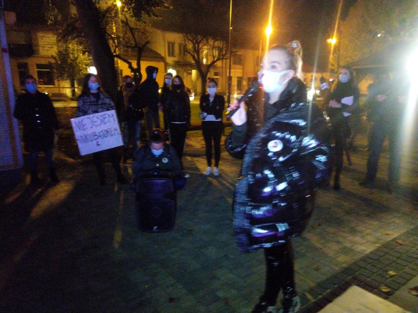 Protest kobiet we Włoszczowie przeciw wyrokowi Trybunału Konstytucyjnego i zaostrzeniu ustawy antyaborcyjnej [ZAPIS TRANSMISJI, ZDJĘCIA]