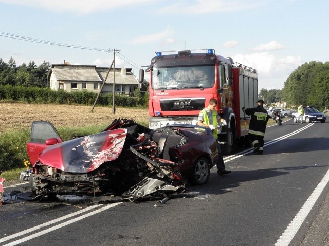 Pasażer hondy (na fot.) nie przeżył uderzenia. Kierowca i ciężarna są ciężko poszkodowani.