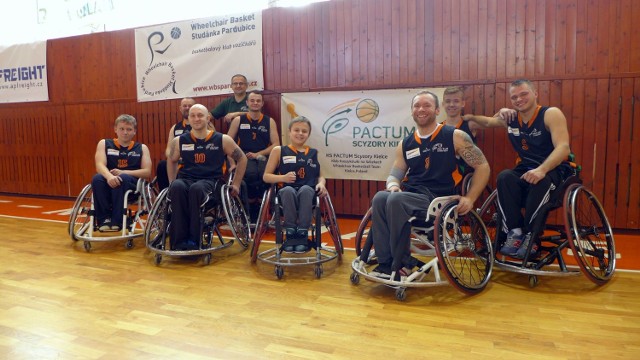 Koszykarze na wózkach KS Pactum Scyzory Kielce pozostali na pozycji lidera międzynarodowej ligi czeskiej. 