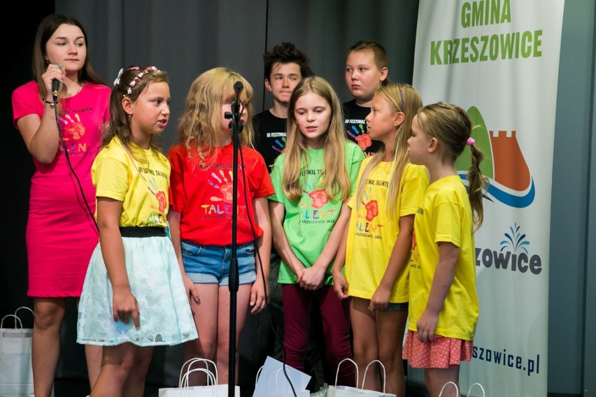 Uczestnicy Festiwalu Talentów w Krzeszowicach podczas...