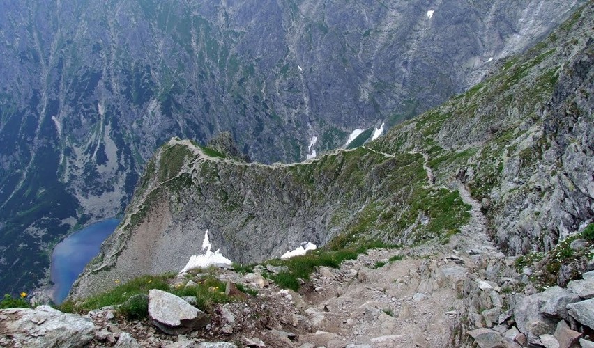 Tragiczna śmierć turysty ze Śląska. Spadł ze szlaku w rejonie Kazalnicy i zawisł na linie