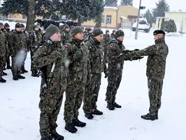 Uroczyste wręczenie broni ochotnikom w 1 batalionie czołgów w Żurawicy.