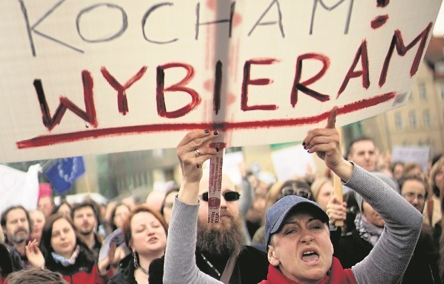 Choć podpisy pod projektem zaostrzającym przepisy antyaborcyjne są jeszcze zbierane, w całym kraju odbyły się liczne protesty przeciwko pomysłowi. W Poznaniu protestowano przed siedzibą PiS