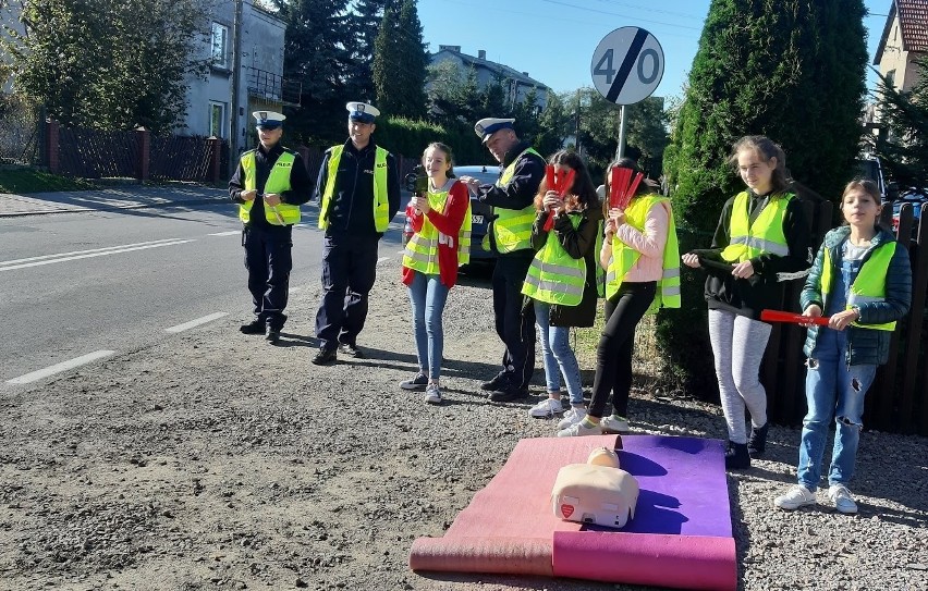 Uczniowie ze szkoły w Przeciszowie razem z policjantami brali udział w akcji kontroli prędkości w ramach  "Odblaskowej Szkoły"[ZDJĘCIA]