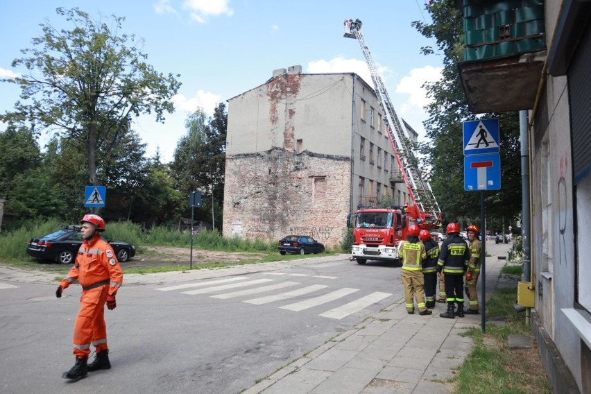 Zawaliła się kamienica w Łodzi! Trwa akcja strażaków i zabezpieczanie miejsca katastrofy! W kamienicy mogli być ludzie! ZDJĘCIA 