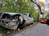 Wypadek pod Koszalinem. Auto uderzyło w drzewo i dachowało [ZDJĘCIA]