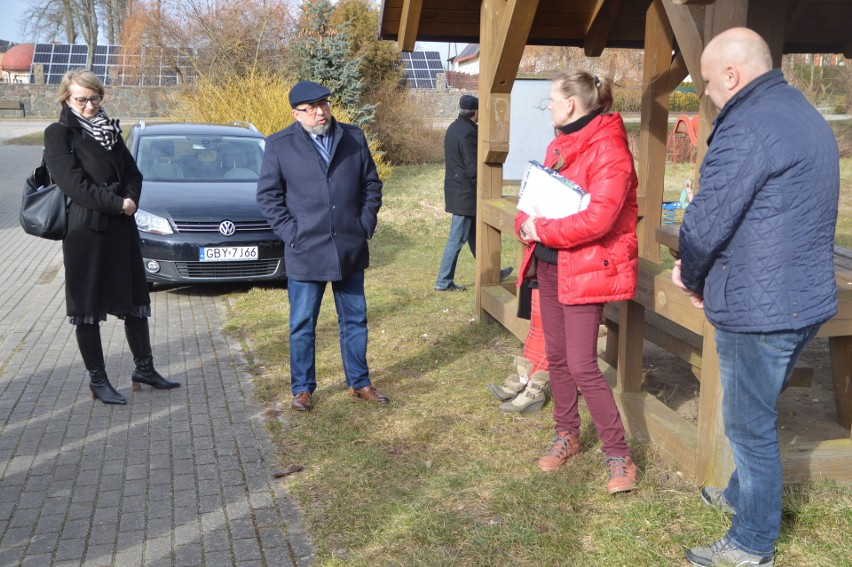 Radni z Parchowa w terenie sprawdzali gdzie ma stanąć zbiornik na wody opadowe z drogi wojewódzkiej. To pokłosie skargi na wójta