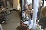 Złodziejki okradły klientkę sklepu w Szczekocinach. Szuka ich policja [WIDEO + ZDJĘCIA]