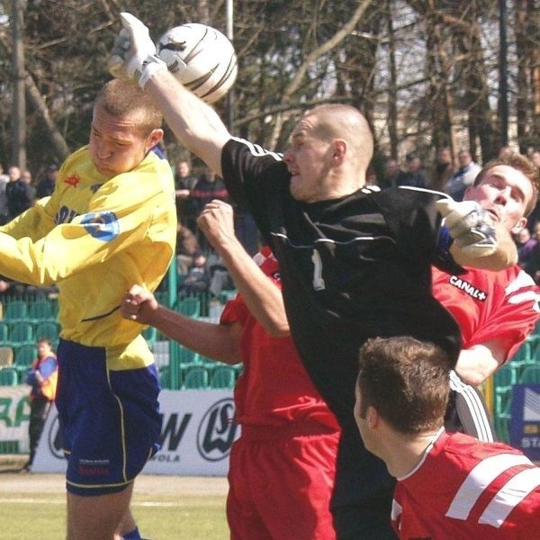 Tomasz Wietecha (z piłką) nie wyobraża sobie, by "Stalówki&#8221; w rundzie wiosennej nie prowadził nadal trener Władysław Łach. 