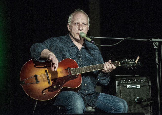 W sobotni wieczór w Sławieńskim Domu Kultury wystąpił Kuba Sienkiewicz, lider zespołu Elektryczne Gitary.