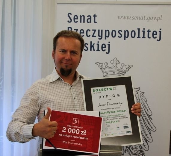 Jacek Piwowarski w nagrodę za najlepszą witrynę wiejską otrzymał 2 tysiące złotych na rozwój strony