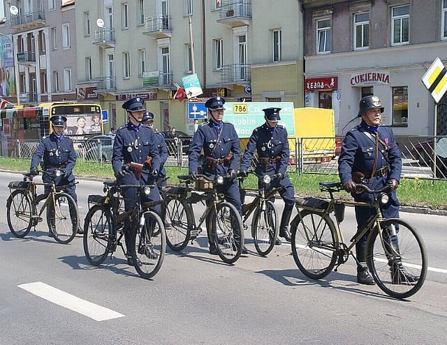 Patrol cyklistów z Radomia przemaszerował ulicami Kielc z okazji rocznicy uchwalenia Konstytucji 3 Maja.