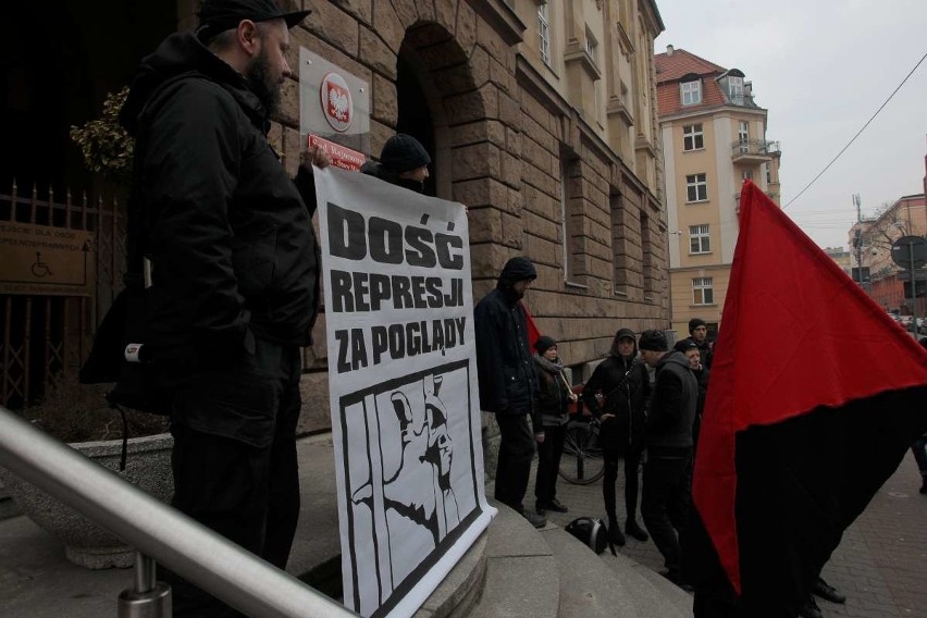 Oskarżeni anarchiści nie przyznają się do winy.