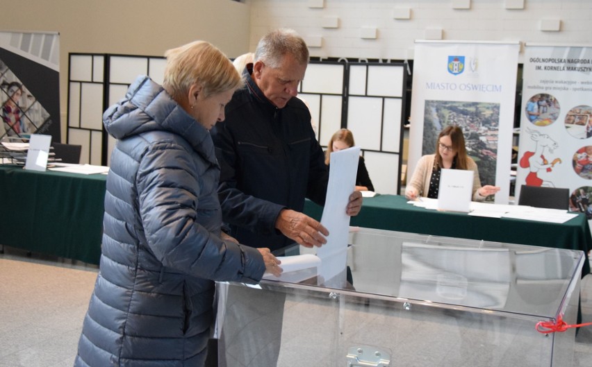 Wybory samorządowe 2018. Mieszkańcy Oświęcimia licznie ruszyli do urn. Głosował też Janusz Chwierut [ZDJĘCIA]