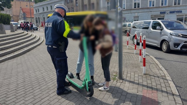 Dwie nastolatki jechały na jednej hulajnodze i wpadły w samochód na przejściu dla pieszych w Zielonej Górze. Policja przypomina: - Przez nieodpowiedzialną jazdę hulajnogą często dochodzi do wypadków! Zobacz więcej zdjęć ze zdarzenia >>> 