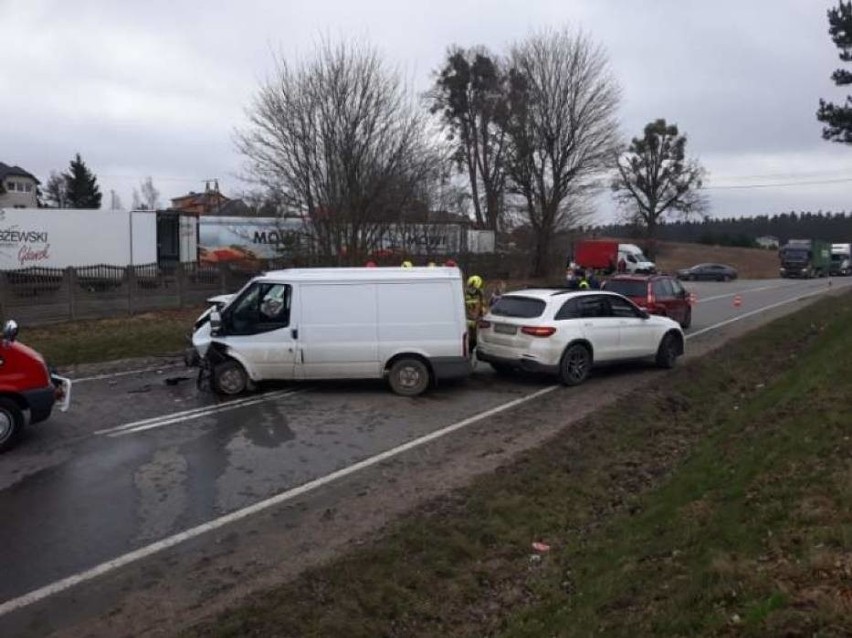 Wypadek na drodze krajowej 20 w Glinczu 30.03.2021 r. Dwie osoby w szpitalu