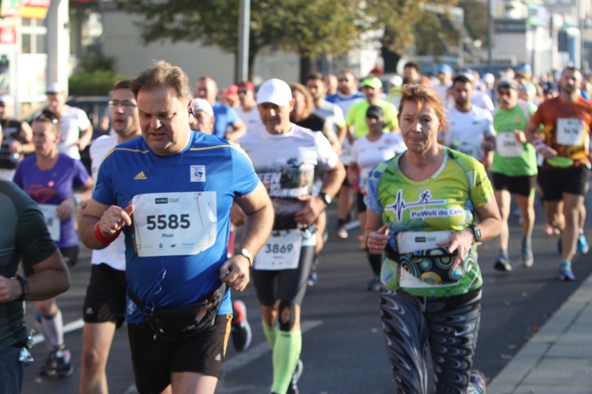 Zdjęcia z maratonu w Poznaniu 2018 - biegacze na pierwszym...