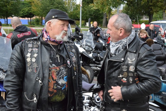 W niedzielę, 29 września, pod pomnikiem Chrystusa Kr&oacute;la w Świebodzinie zebrali się licznie motocykliści z wielu k&oacute;ł zachodniej Polski, a także z Wielkopolski. Celem ich zajazdu było zakończenie sezonu motocyklowego 2019. Wydarzeniu patronował Tomasz Sielicki, burmistrz Świebodzina. Podczas imprezy odbywały się: koncert miejscowej formacji FSW Rock Band, zbi&oacute;rka charytatywna na leczenie Karolinki, kt&oacute;rym towarzyszyły stoiska gastronomiczne. Na każdego uczestnika czekały ciepłe napoje, ciasta, groch&oacute;wka i poczęstunek z grilla, a także puszki na dobrowolne datki przeznaczone w całości na potrzeby lecznicze chorego dziecka. Więcej wiadomości w tygodniku papierowym &bdquo;Dzień za Dniem&rdquo; lub na www.prasa24.pl. Aktualny numer w każdą środę. Zajrzyj też na Facebooka https://www.facebook.com/dzienzadniem/;Dzień za Dniem&lt;center&gt;&lt;div class=&quot;fb-like-box&quot; data-href=&quot;https://www.facebook.com/SwiebodzinNM/?fref=ts&quot; data-width=&quot;600&quot; data-show-faces=&quot;true&quot; data-stream=&quot;false&quot; data-header=&quot;true&quot;&gt;&lt;/div&gt;&lt;/center&gt;