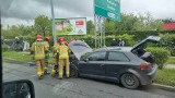 Dachowanie na chodniku w Bielsku-Białej, w wyniku kolizji nikt nie ucierpiał - możliwe utrudnienia w ruchu. Zobacz ZDJĘCIA