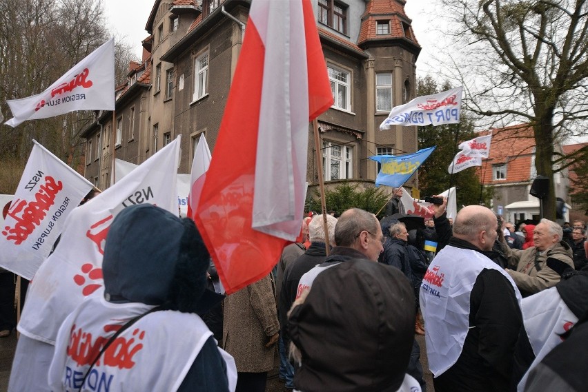 Gdańsk. Manifestacja przed konsulatem Rosji. Solidarność w obronie Ukrainy ZDJĘCIA