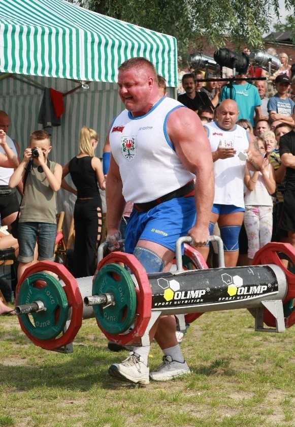 Spacer z walizkami ważącymi łącznie 280 kg to wyzwanie dla prawdziwych twardzieli. Marcin Wlizło poradził sobie z tym wyzwaniem.