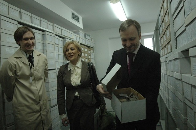 Minister Bogdan Zdrojewski i posłanka Ewa Drozd mogli poznać działanie składnicy. Zaprezentował je Jacek Soida.