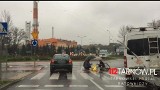 Potrącenie rowerzysty na oznakowanym przejeździe w Tarnowie. Kierowca jednośladu ze złamanym biodrem trafił do szpitala