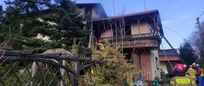 Po pożarze domu jednorodzinnego przy ulicy Jastrzębskiej w...