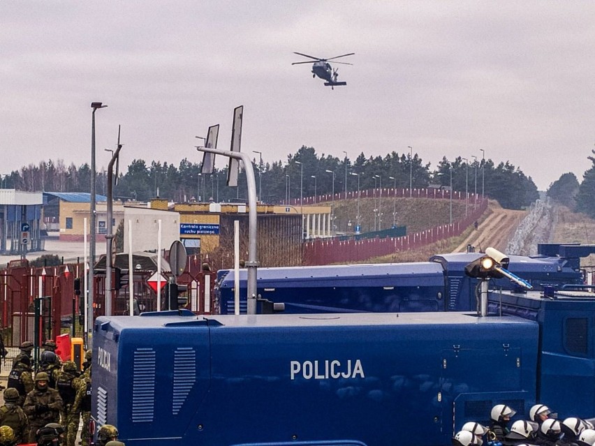 Kilka tysięcy policjantów na granicy. Zobacz jak wygląda ich codzienna praca [ZDJĘCIA]