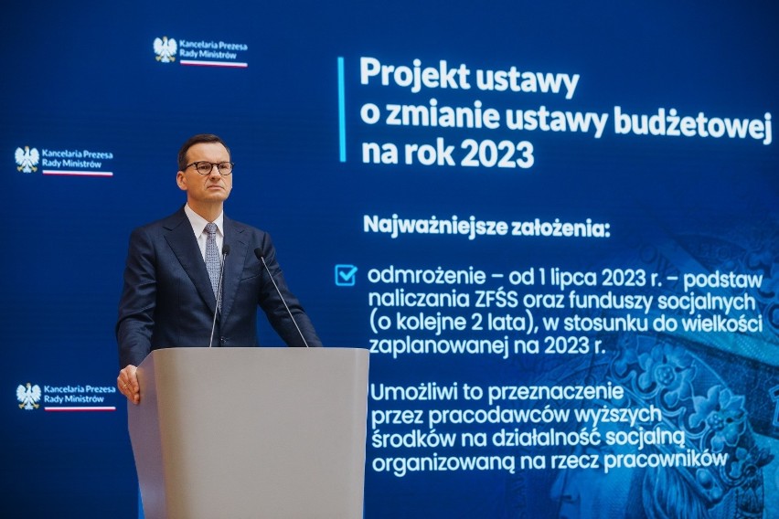 Premier Mateusz Morawiecki, wraz z minister finansów...