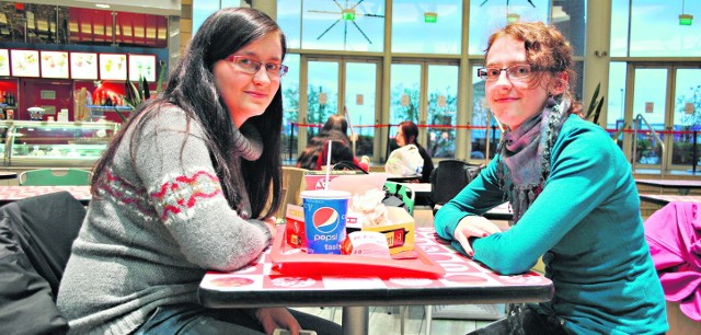 Dorota Hołoś, 19-latka z Chorzowa, wraz z koleżanką, 24-letnią Barbarą Rzeźniczak ze Świętochłowic, w barze typu fast food