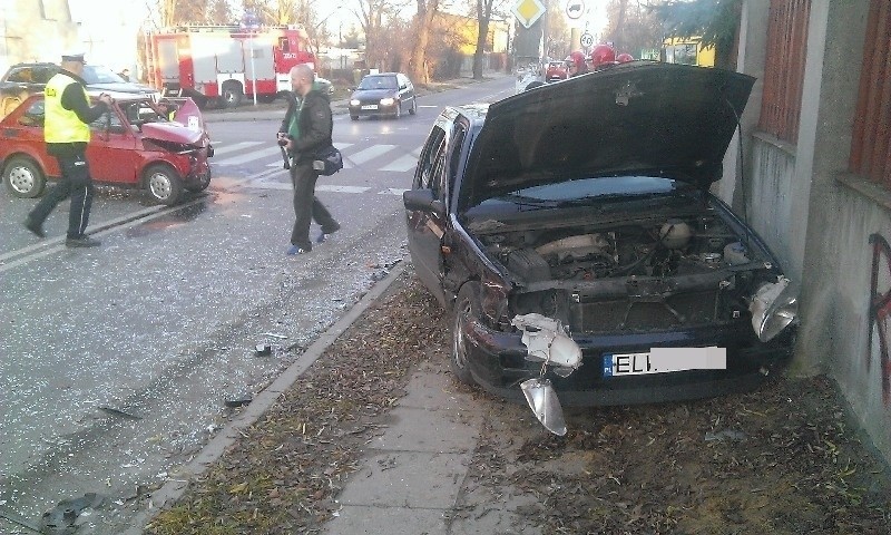 Maluch staranował golfa! Wypadek na skrzyżowaniu Demokratycznej i Starorudzkiej w Łodzi [FILM]