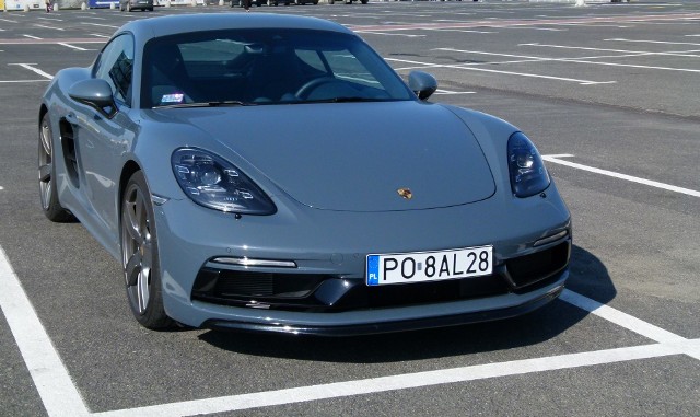 Porsche 718 Cayman - testNazywany obecnie Porsche 718 Cayman w poprzedniej generacji był znany jako po prostu Cayman. Jego korzenie wywodzą się z drugiej generacji Porsche Boxstera, który będąc roadsterem, w roku 2006 zaistniał także w odmianie coupe. fot. Ryszard M. Perczak