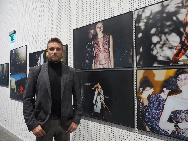 Wystawę Tomasza Lazara można oglądać w foyer opery do początku stycznia 2018 roku